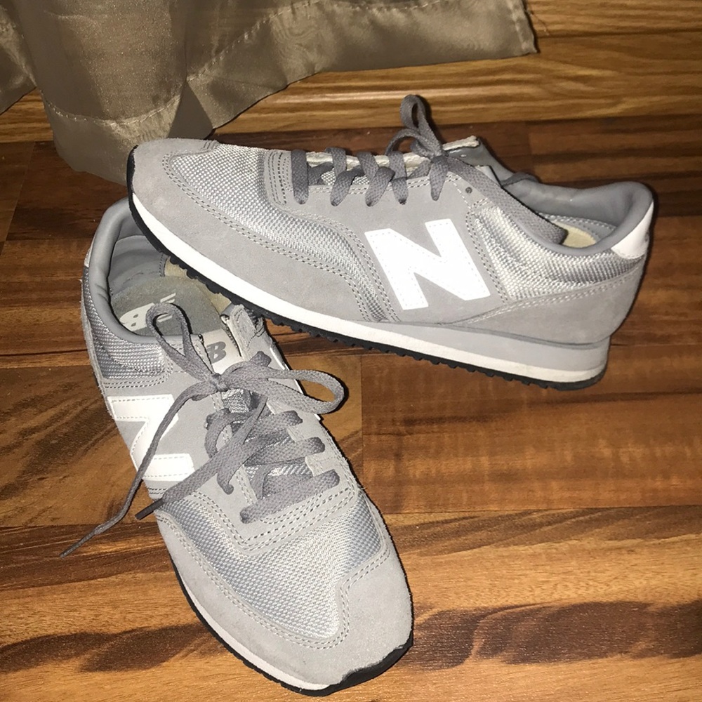 grey New Balance tennis shoes